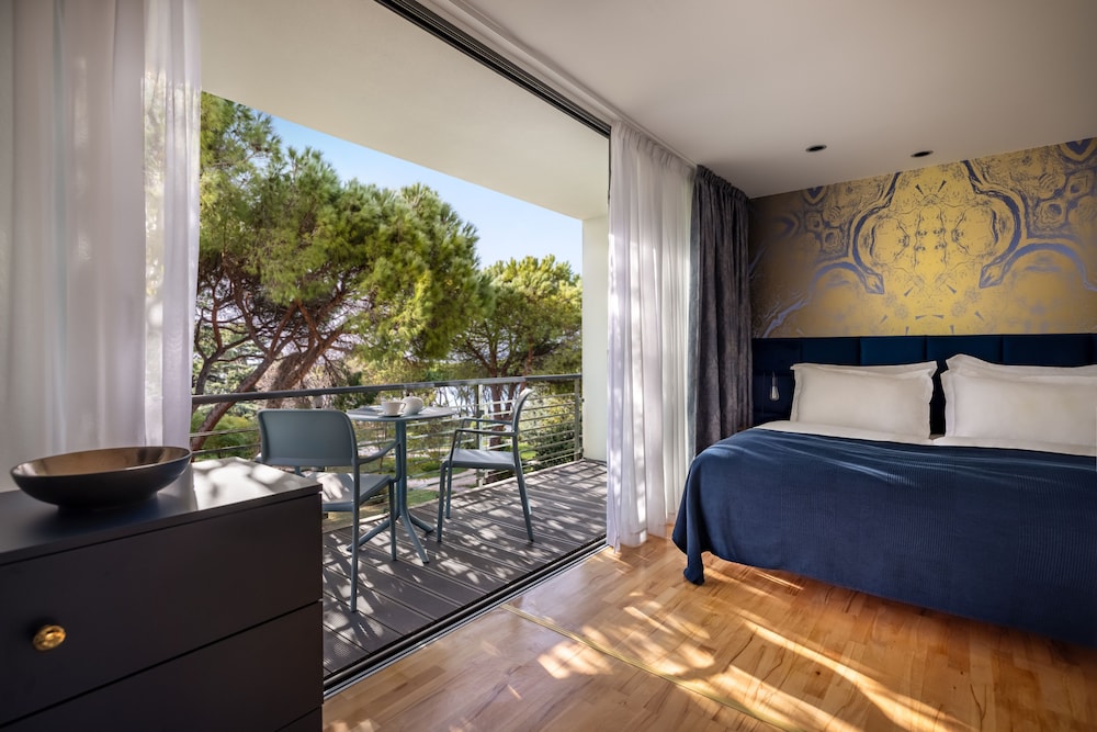 DELUXE, DOUBLE BED, GARDEN VIEW, BALCONY