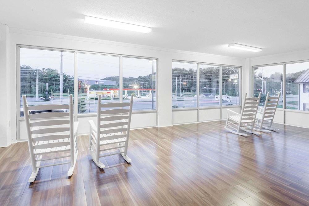 Super 8 By Wyndham Sevierville Riverside 24/45