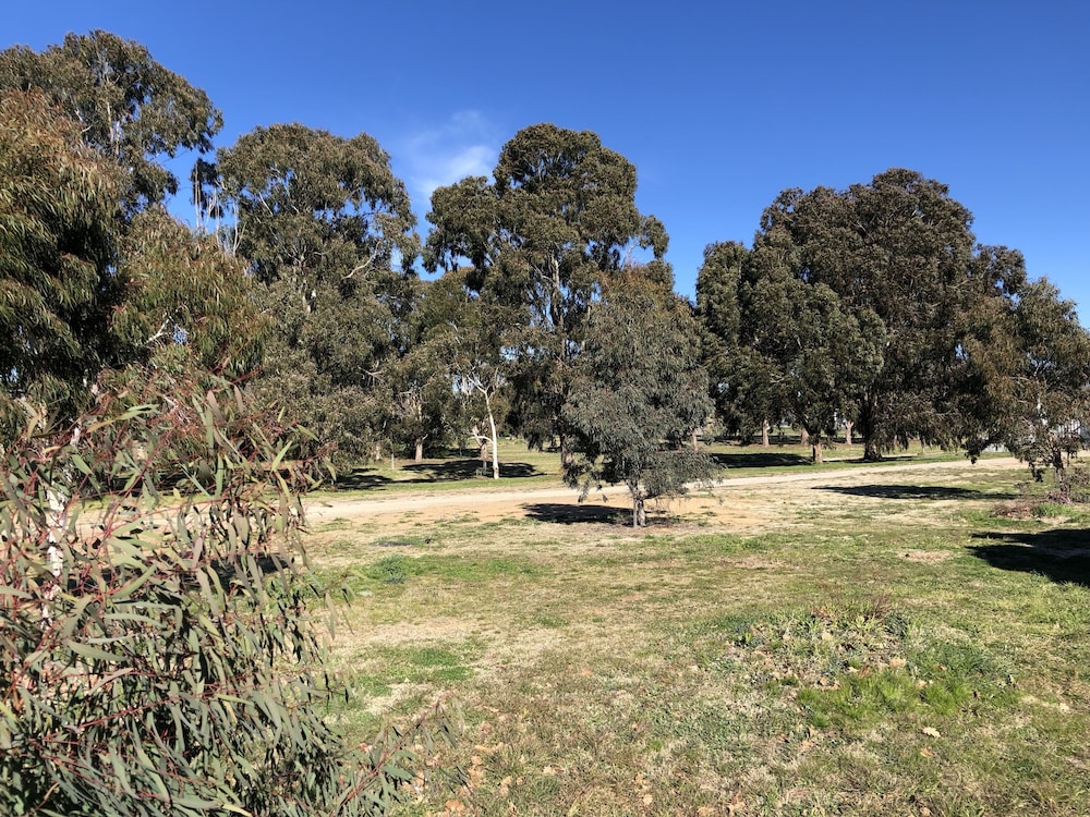 Canberra Lyneham Motor Inn 44/48