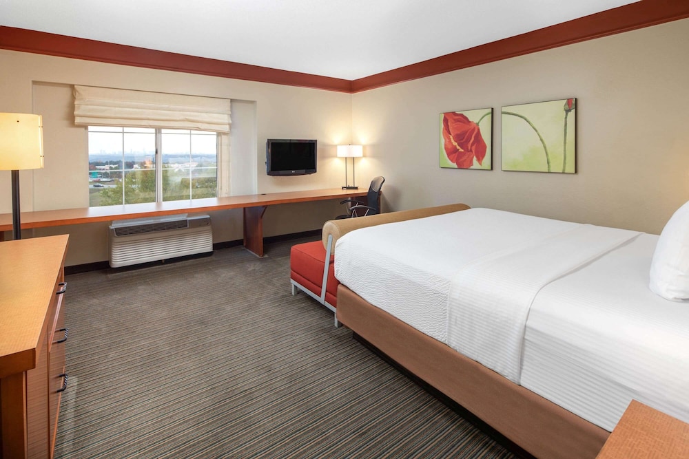 La Quinta Inn & Suites by Wyndham Atlanta Ballpark/Galleria 18/64