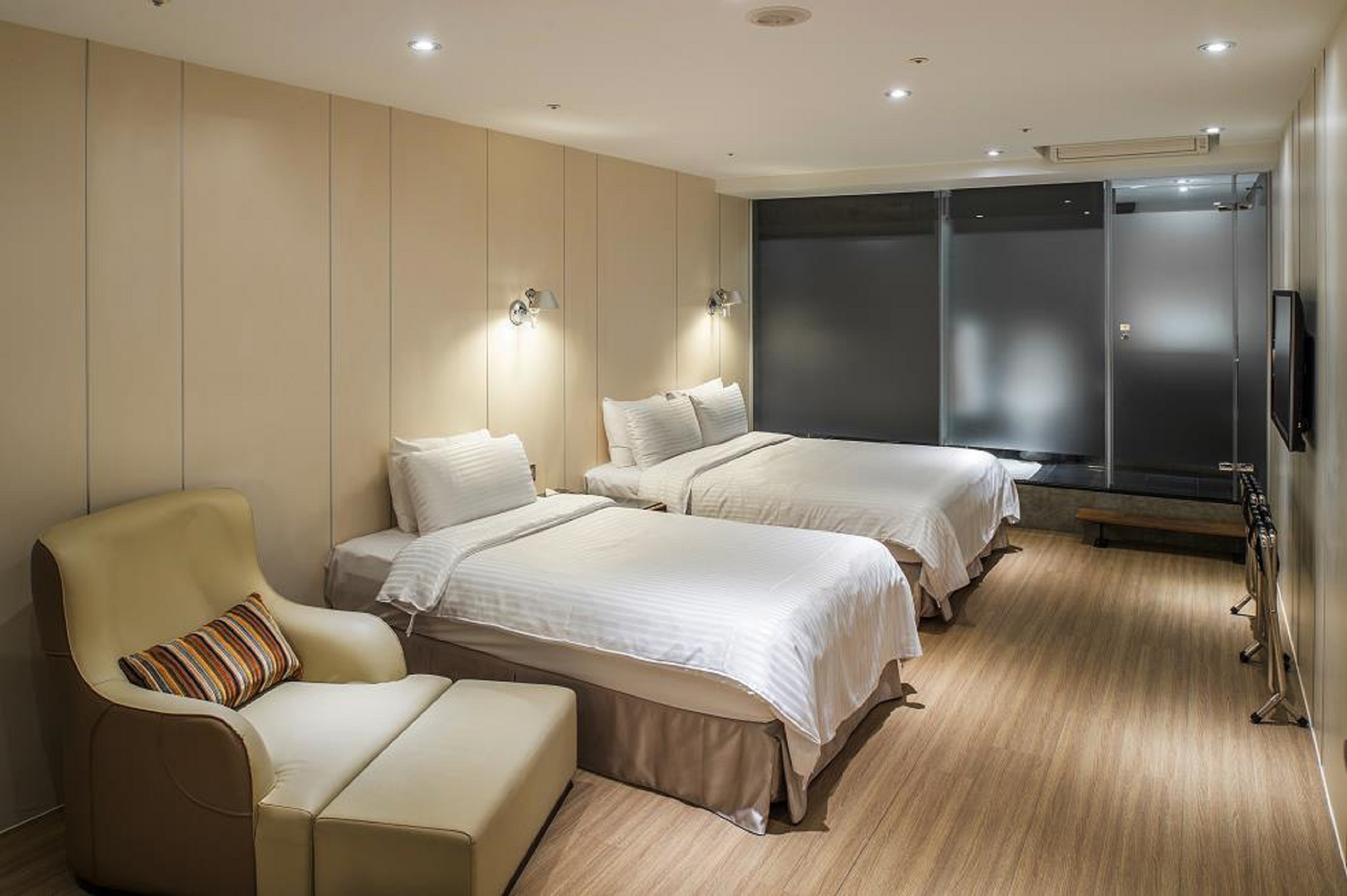 Boutique, Twin Beds, No Window