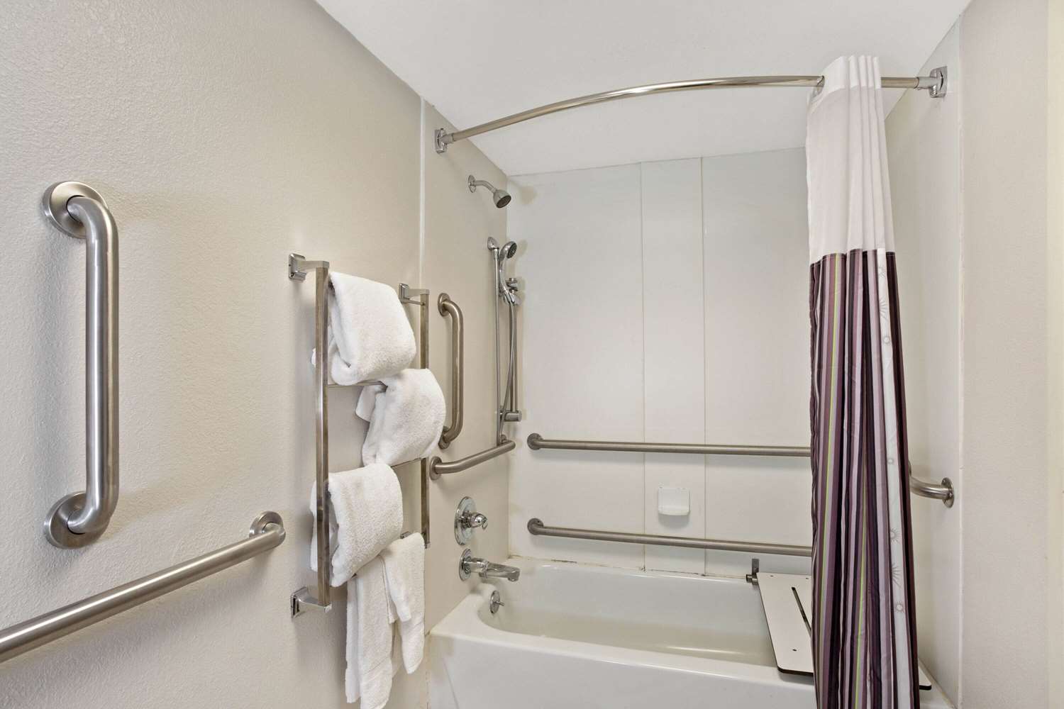 La Quinta Inn & Suites by Wyndham New Haven 49/49