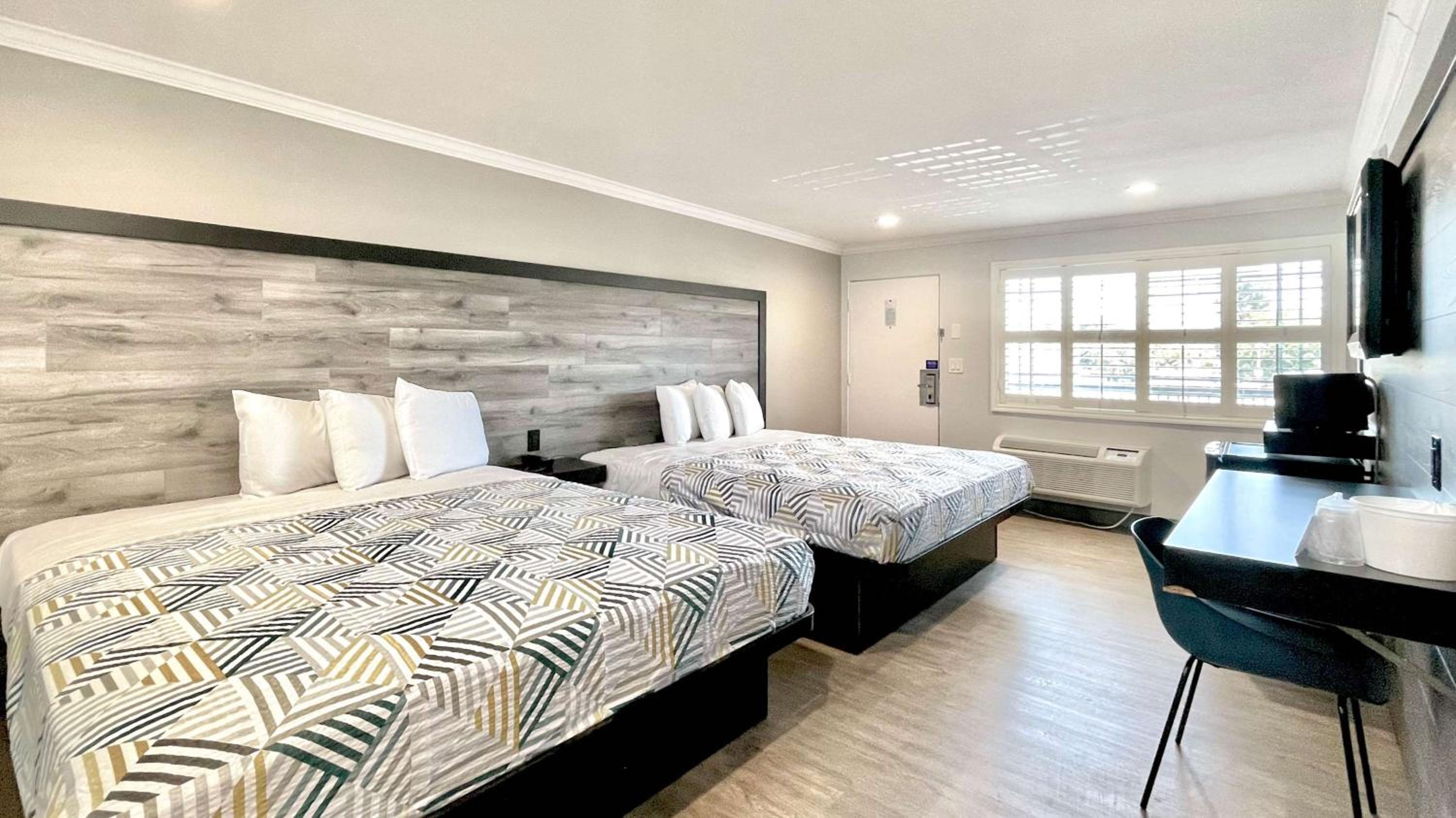 2 King Beds - Non-Smoking, Micfridge
