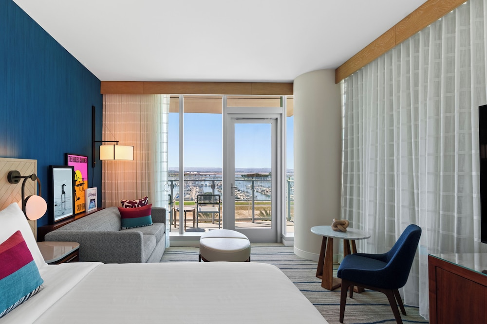 Room, King Bed, Bay View, Sofa, Balcony, Corner، Gaylord Pacific Resort & Convention Center 4/5