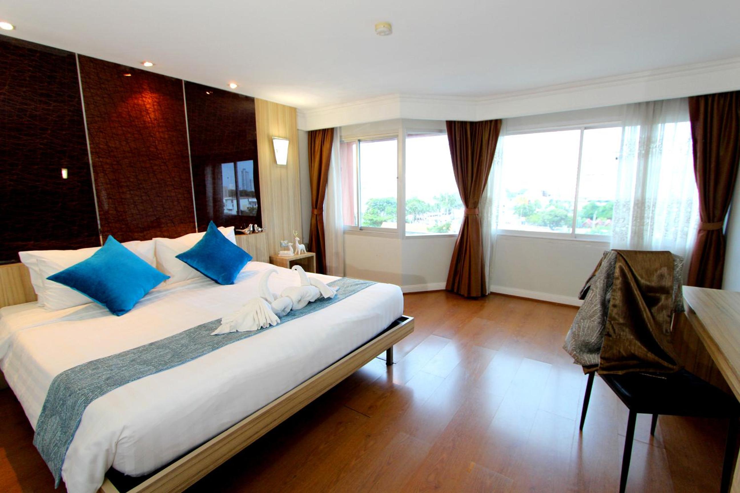 DELUXE DOUBLE ROOM