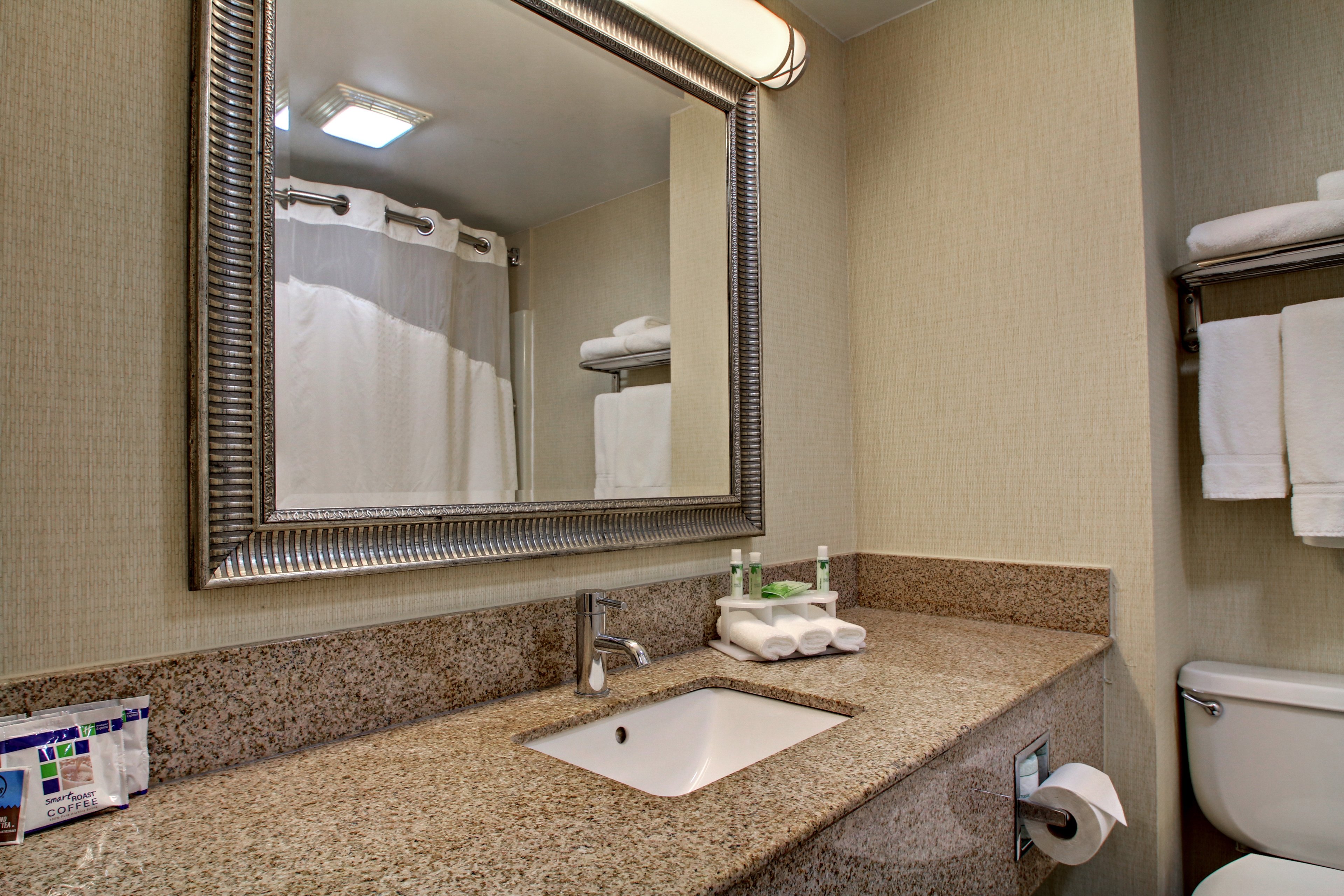 Holiday Inn Express Hurricane Mills Waverly 62/62