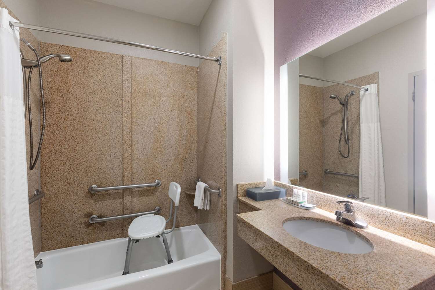La Quinta Inn & Suites by Wyndham Snellville-Stone Mountain 17/19