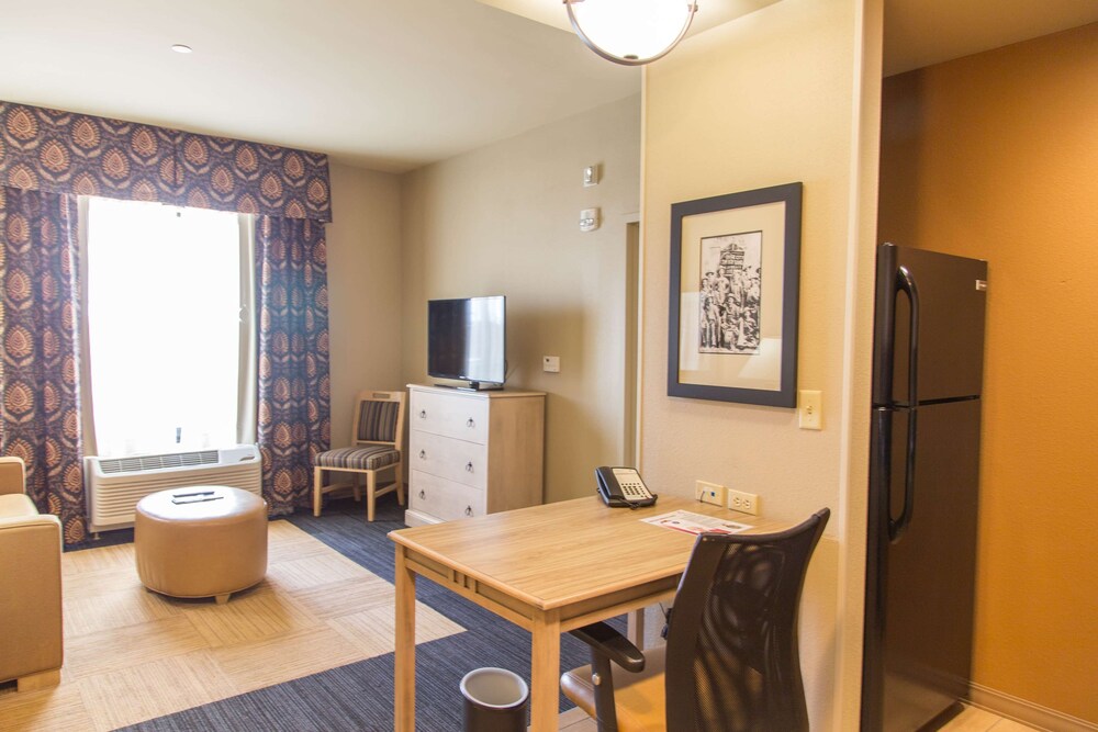 Hampton Inn Suites Dodge City 32/38