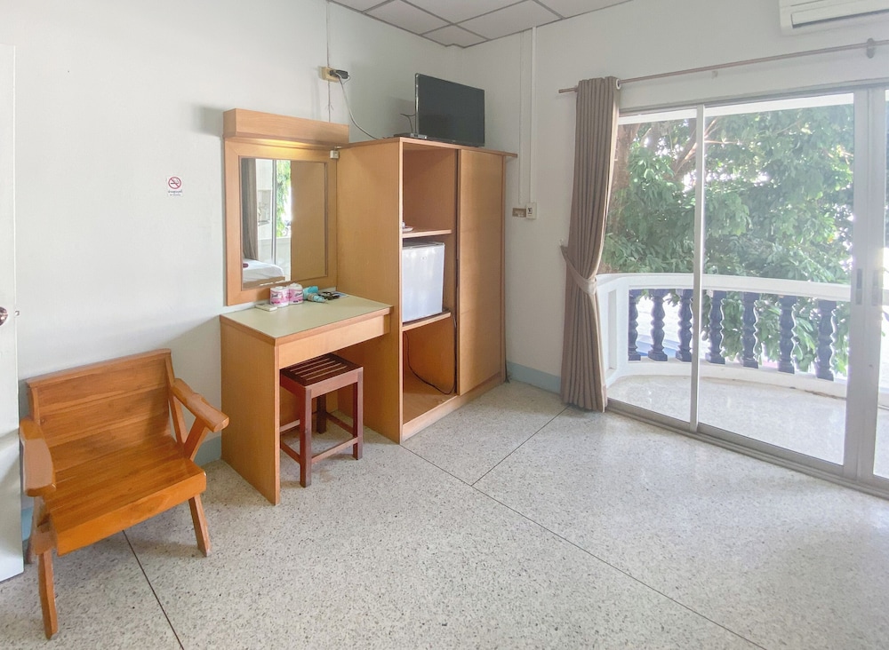 Bang Saphan Resort Hotel 9/50