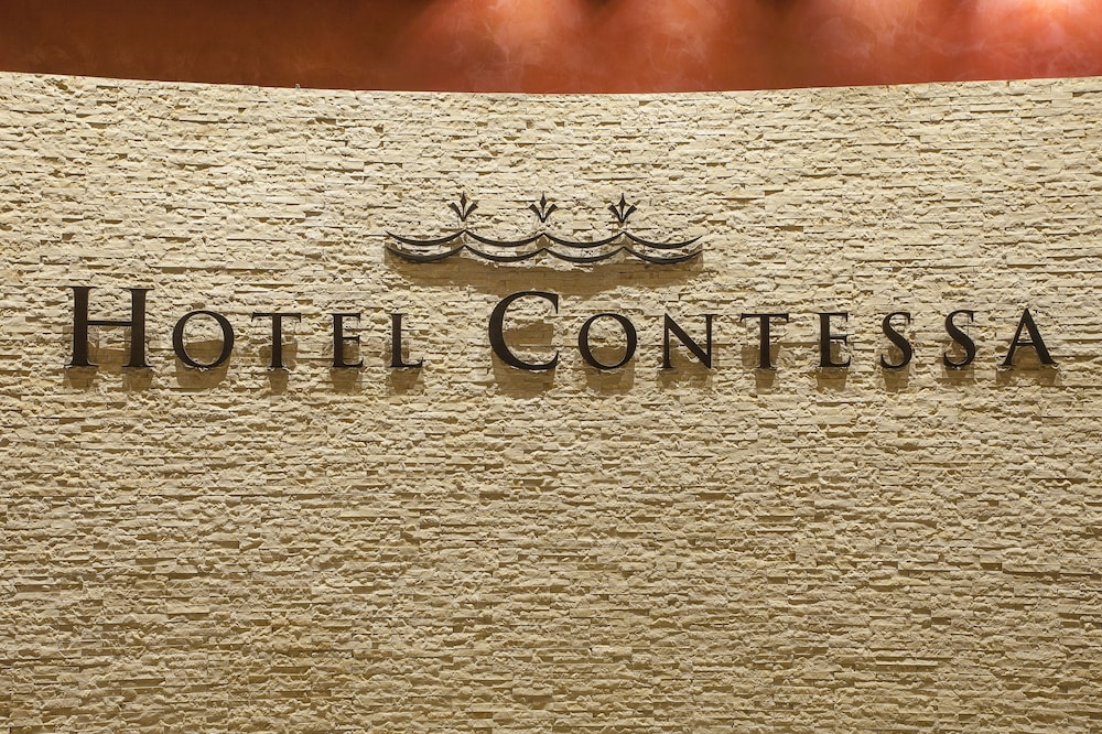 The Hotel Contessa 31/62