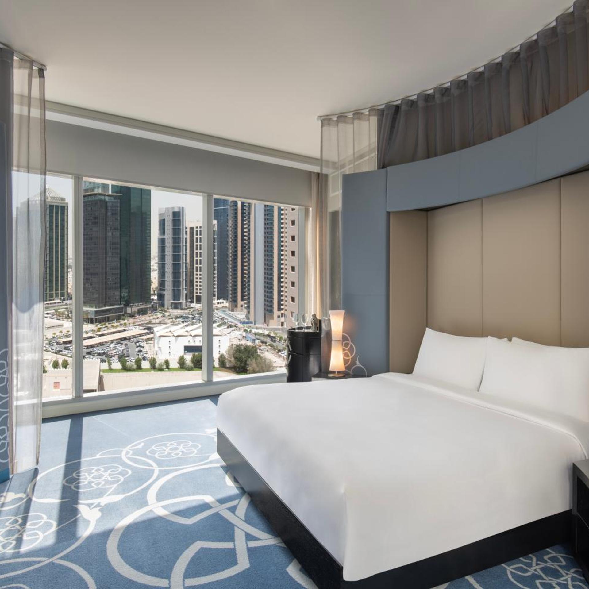 Cool, Suite, King Bed, City View, Corner
