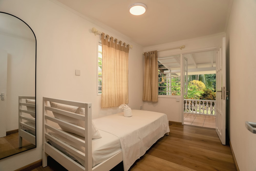Beau Vallon Bungalows 18/50