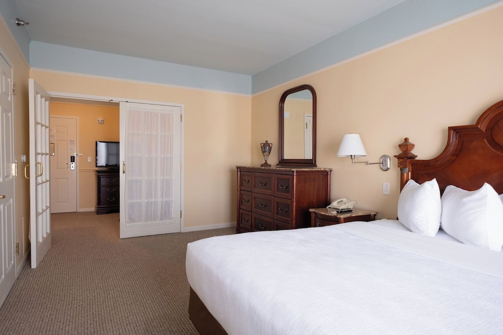 Spa, Suite, King Bed, Accessible