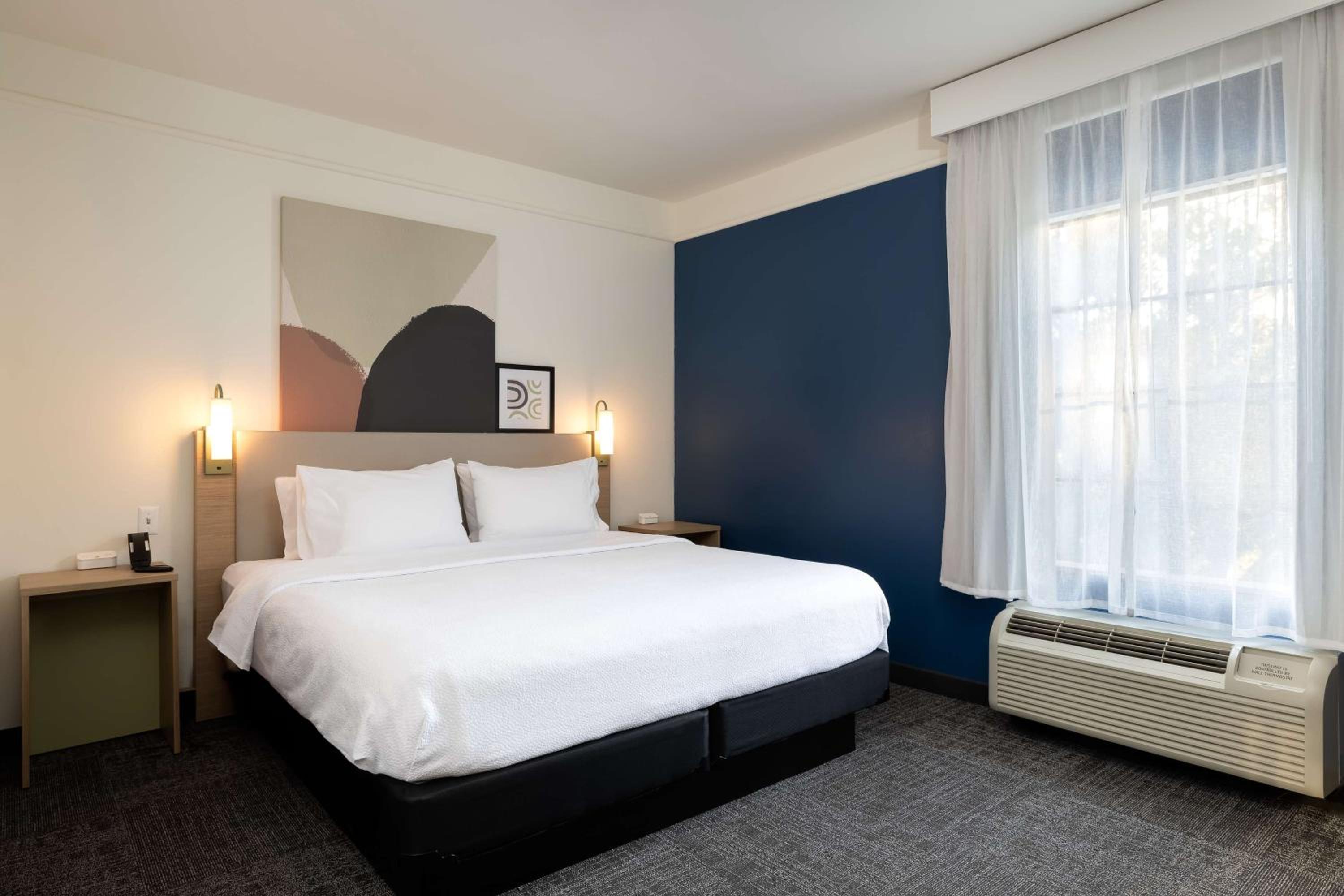 1 BEDROOM, SUITE, KING BED