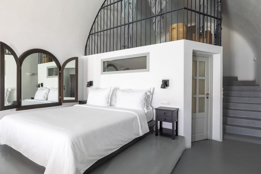 Cave, Executive, Suite, 1 King and 1 Single Beds, Private Pool