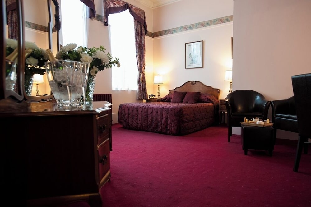 The County Hotel 26/50