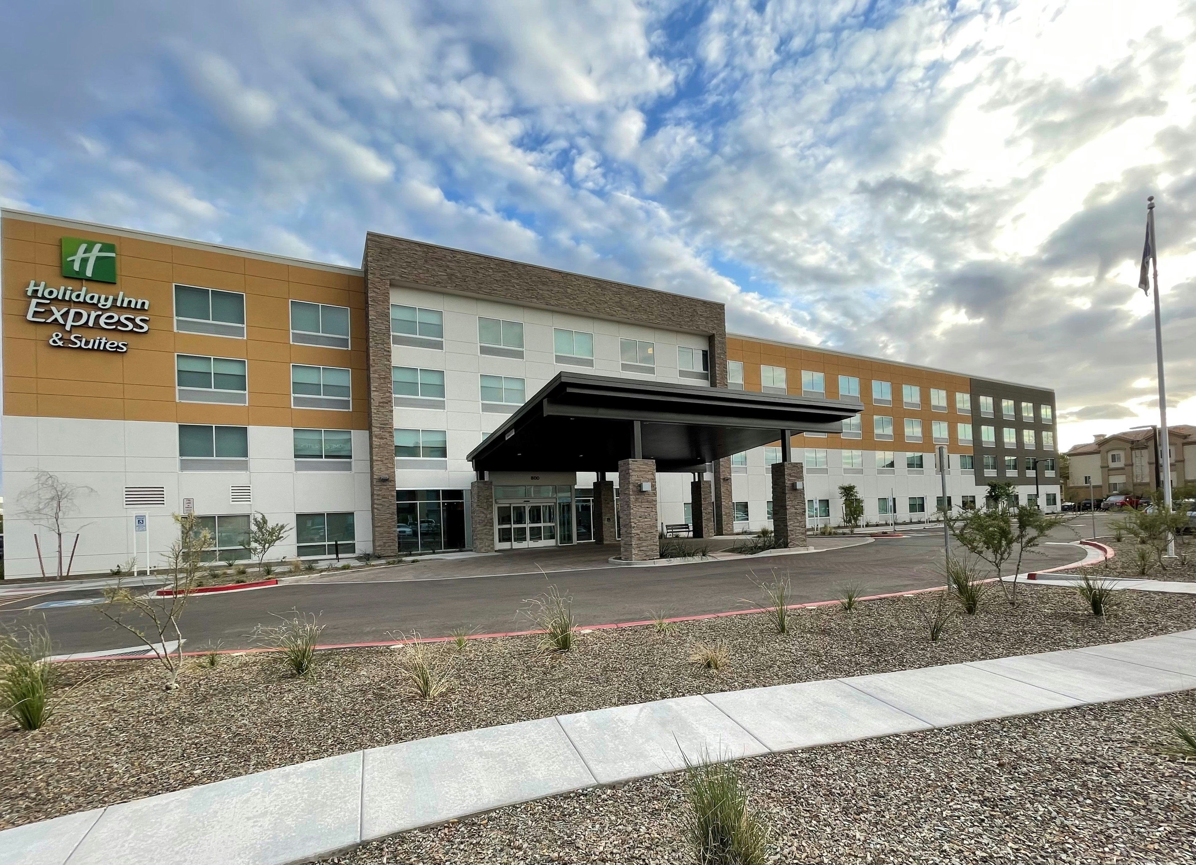 Holiday Inn Express & Suites Phoenix - Airport North 58/71