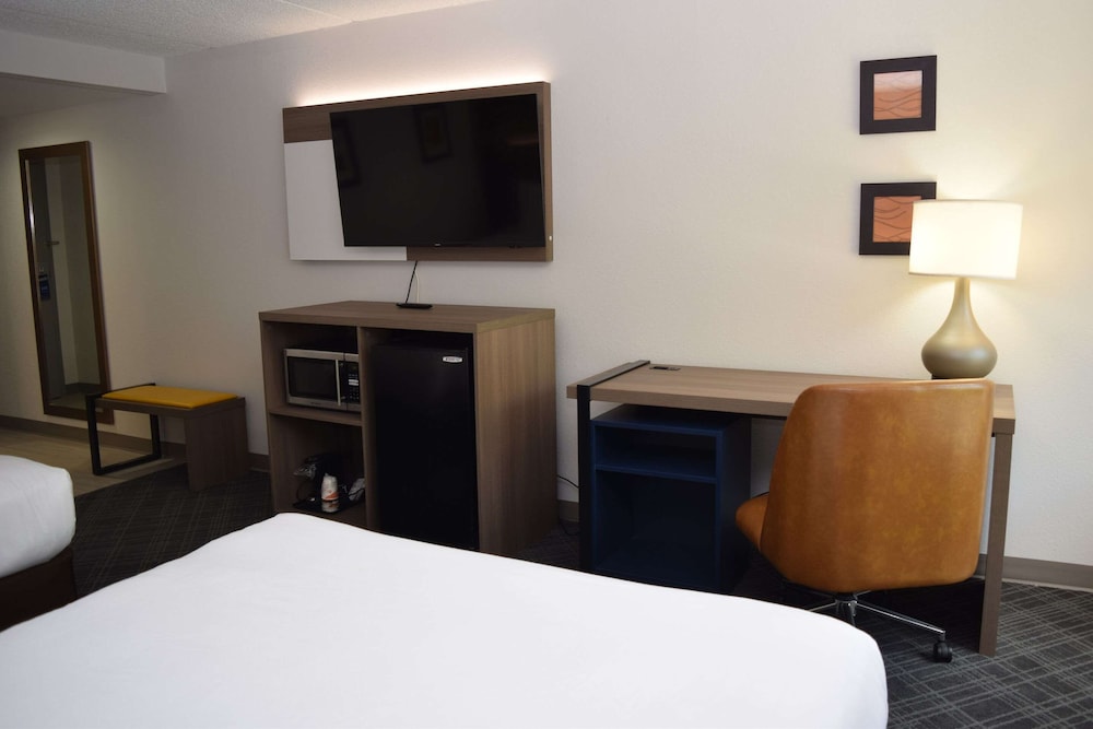 Standard, 2 Queen Beds, Comfort Inn & Suites Syracuse-Carrier Circle 9/10