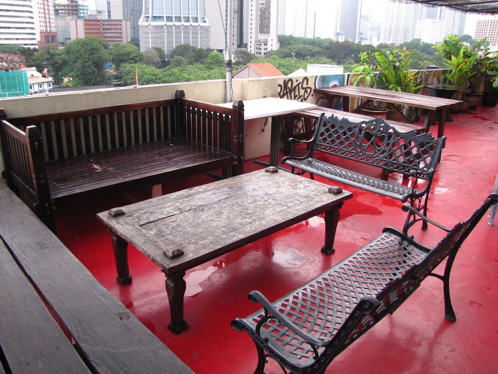 OASIS GUEST HOUSE 33/43