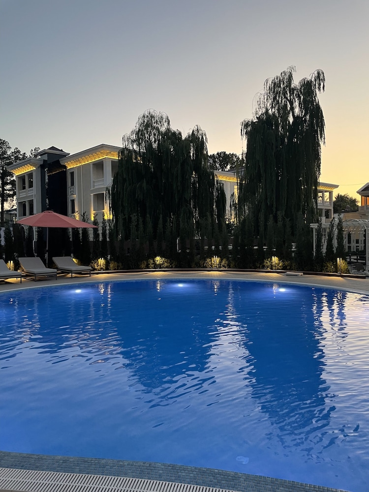 Zarafshon Parkside Hotel 28/32