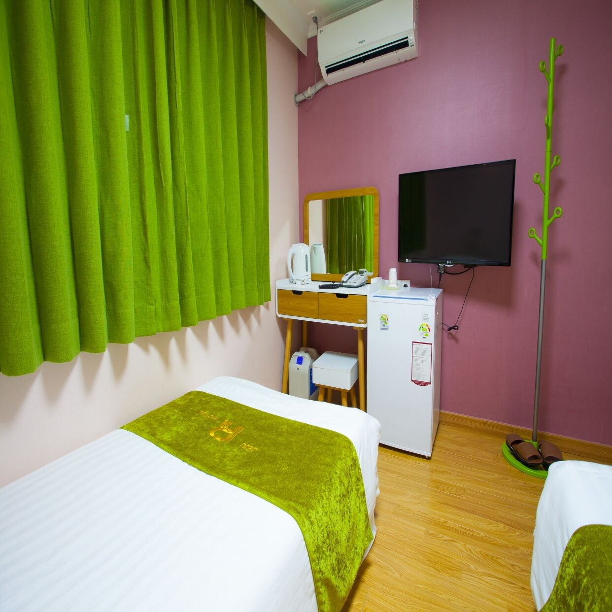 ROOM, TWIN BEDS
