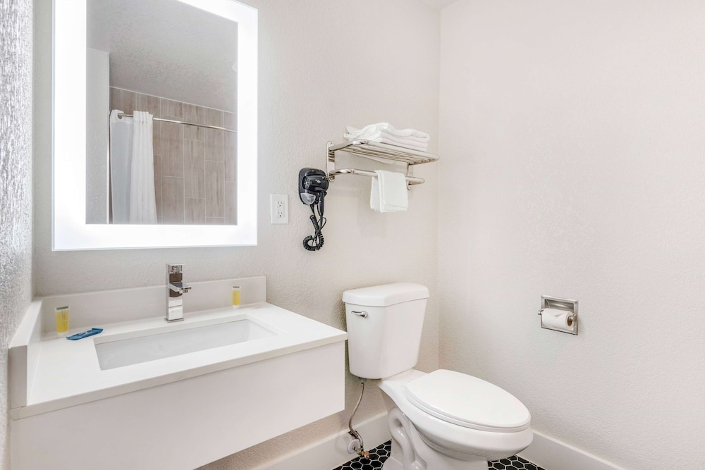 Super 8 by Wyndham Orlando Near Florida Mall 53/54