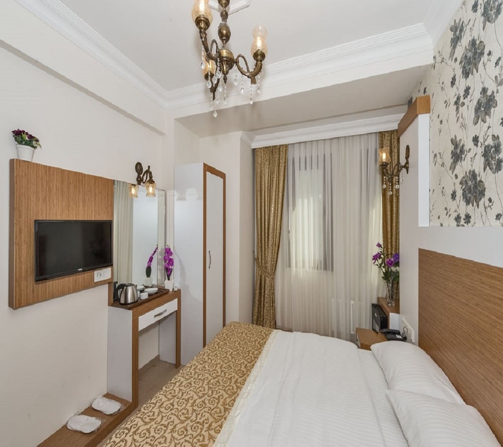 Raimond Hotel 12/29