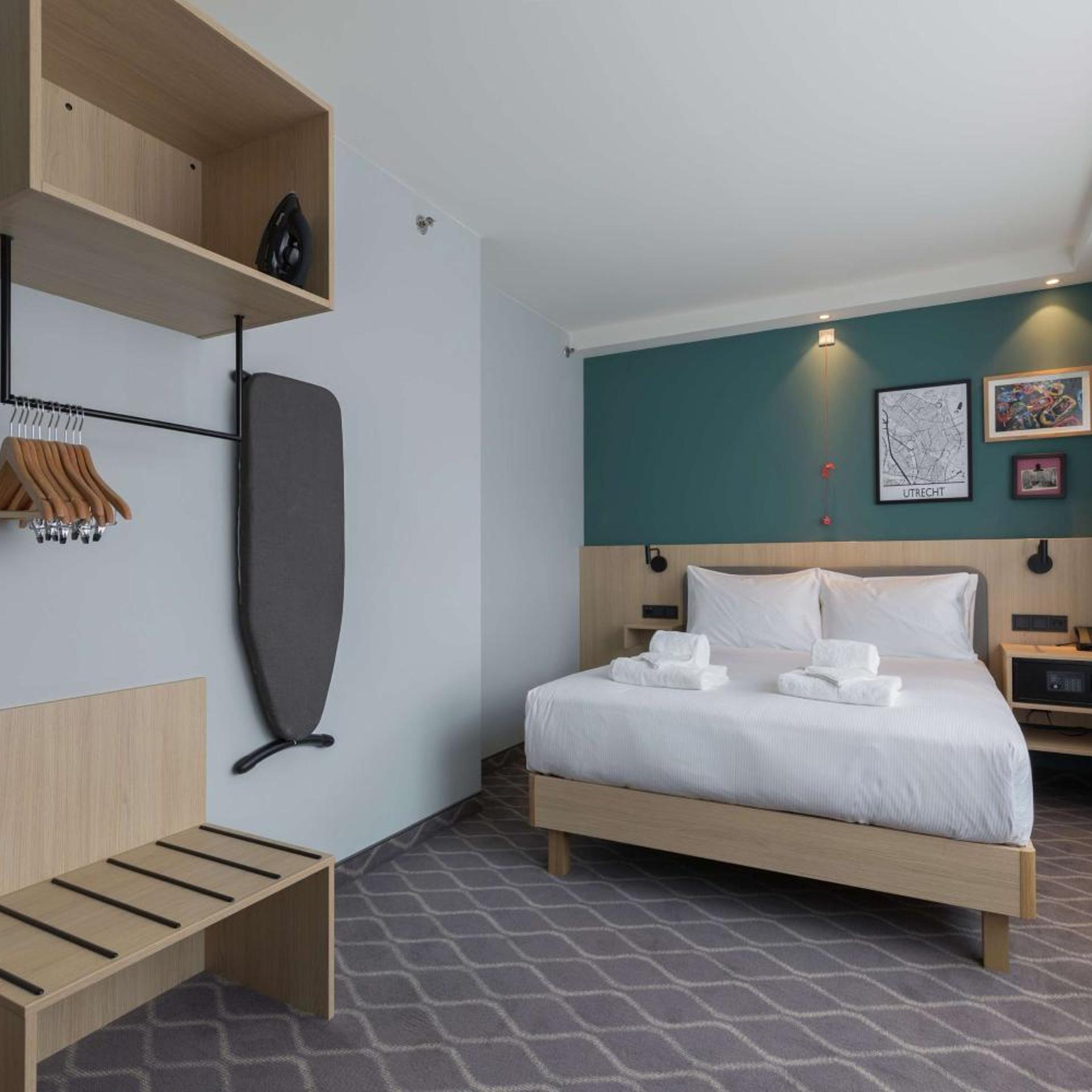ROOM, QUEEN BED, ACCESSIBLE