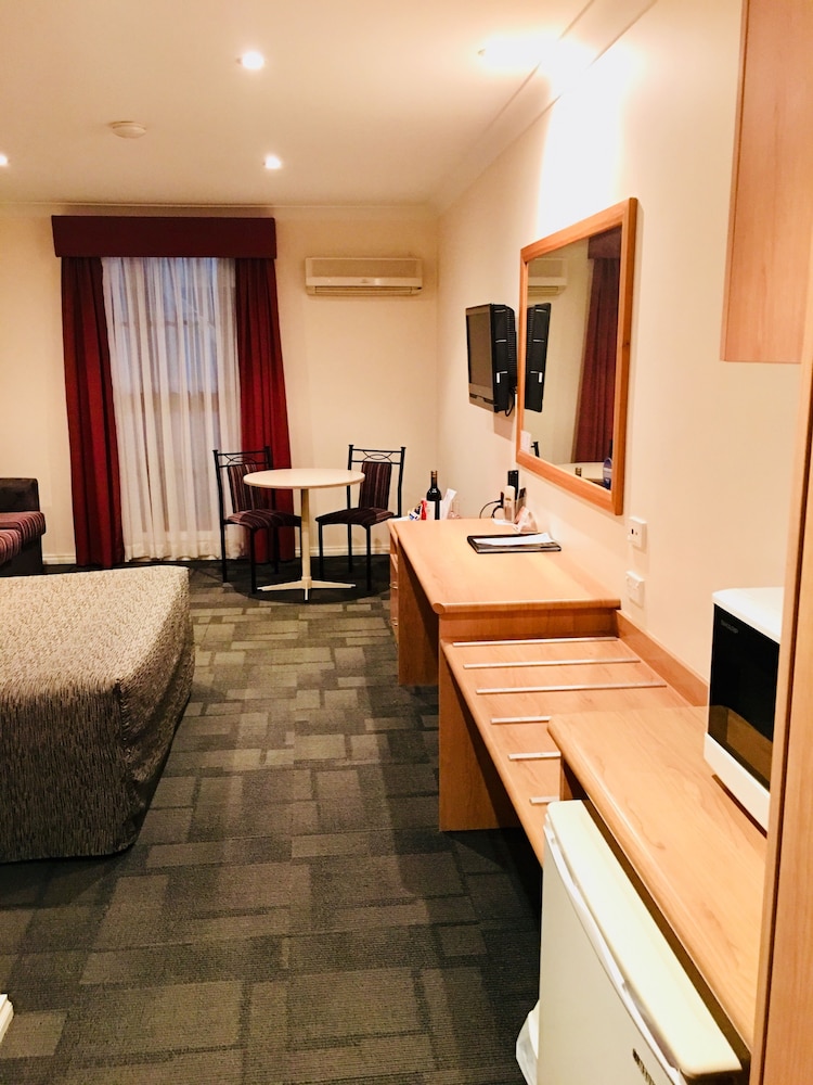 Bushmans Motor Inn 27/31