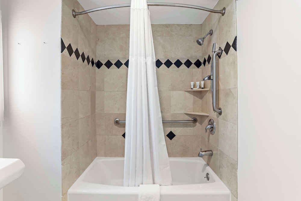 Signature Inn Berkeley 42/50