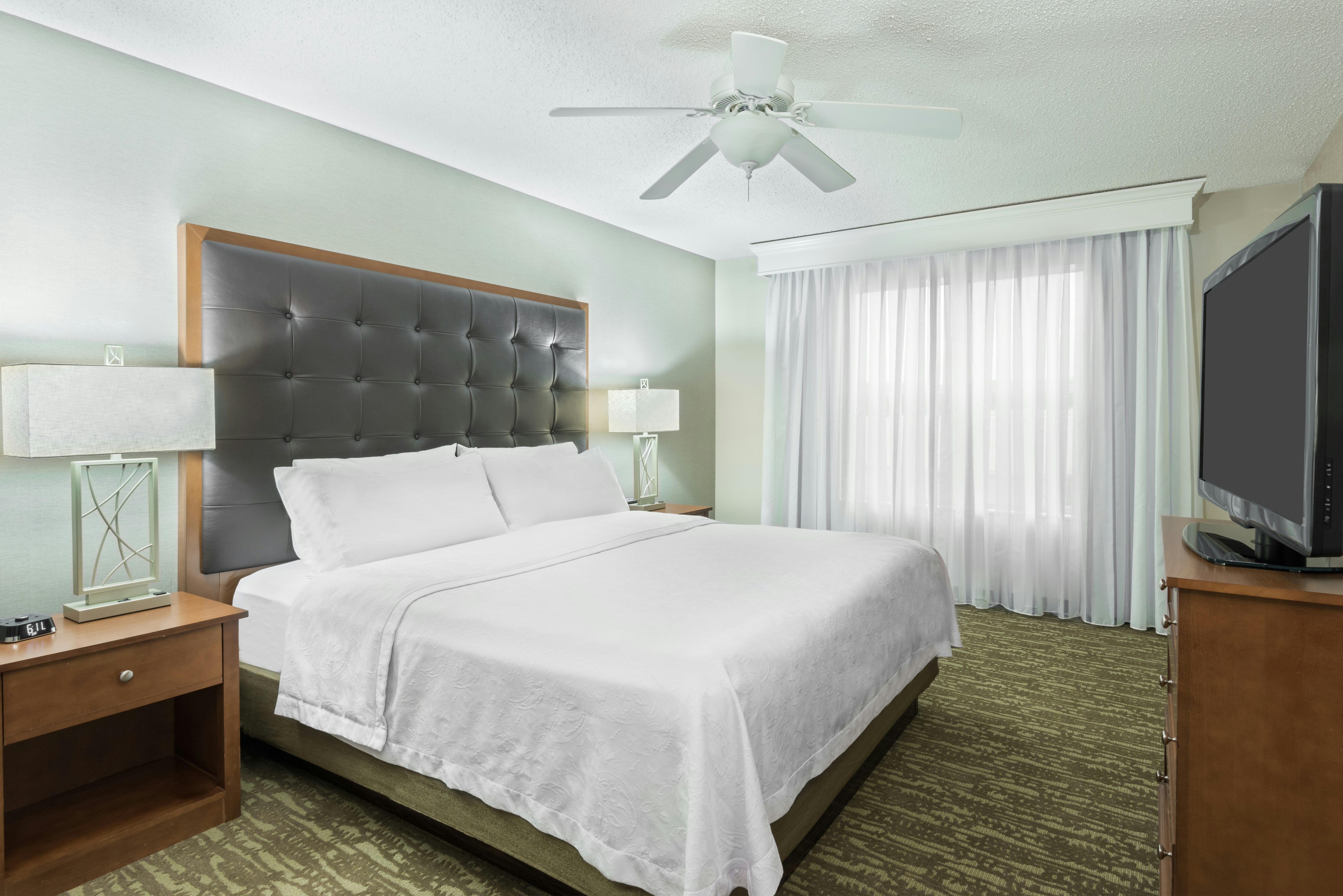 SUITE, KING BED, ACCESSIBLE