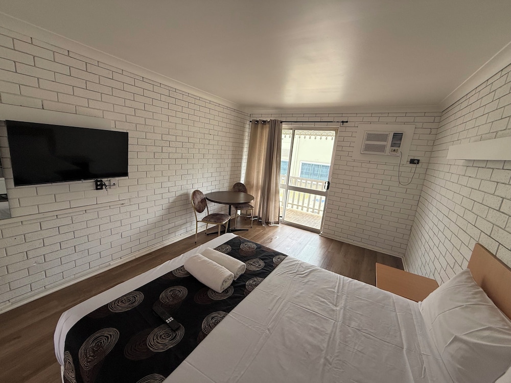 Budget Motel 8/46
