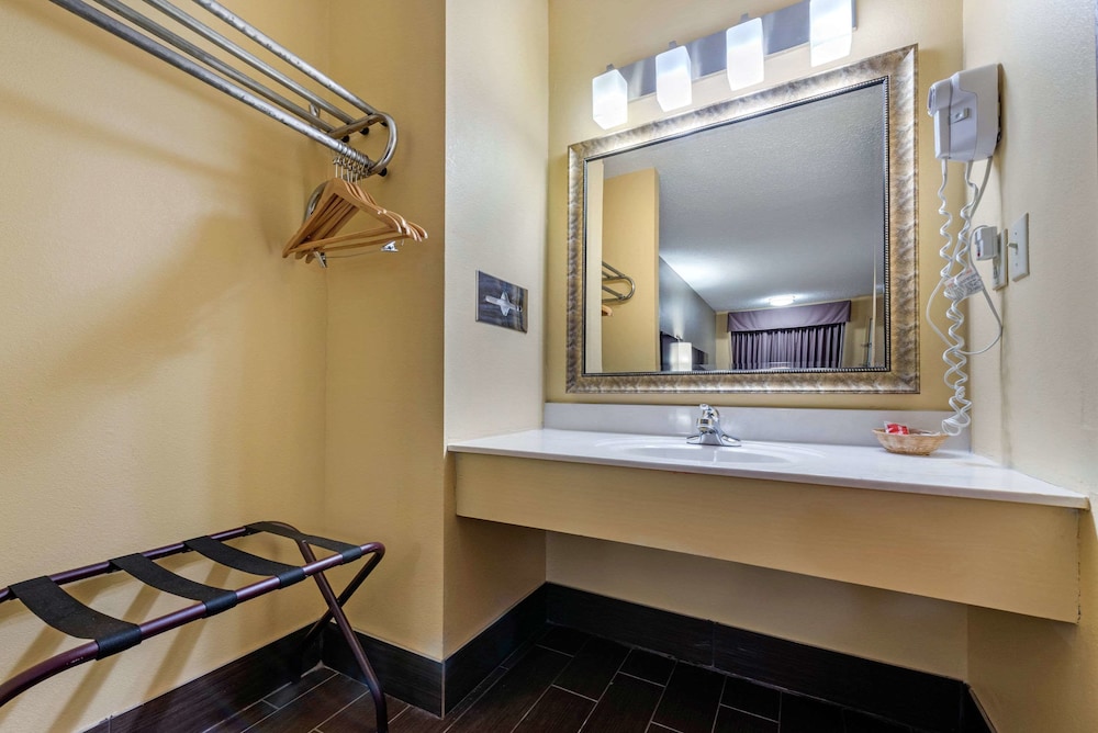 Econo Lodge Lexington Southeast 18/28