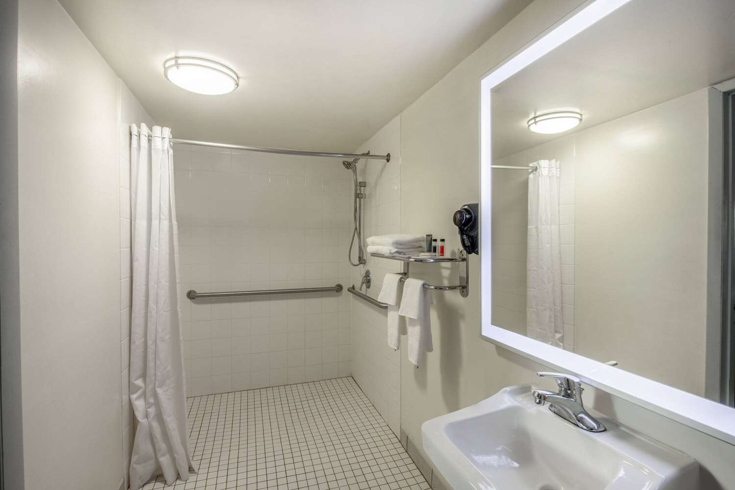 Howard Johnson By Wyndham Vero Beach/I-95 42/42