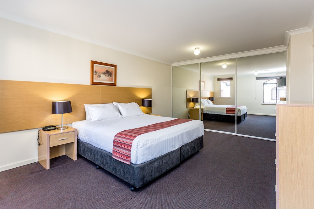 Country Comfort Perth 17/74