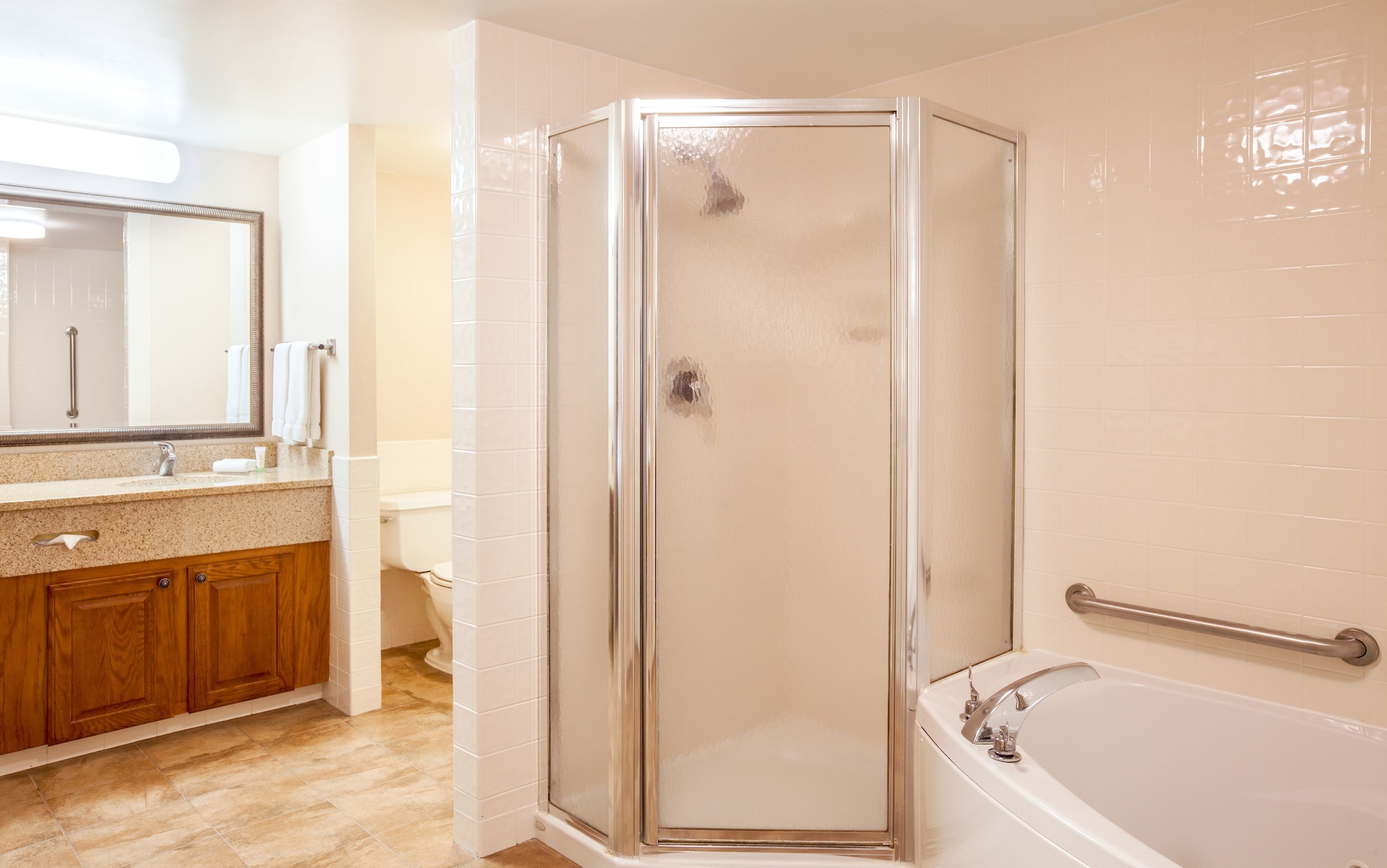 2 Bedrooms, Suite, 1 King and 2 Queen Beds, Kitchen