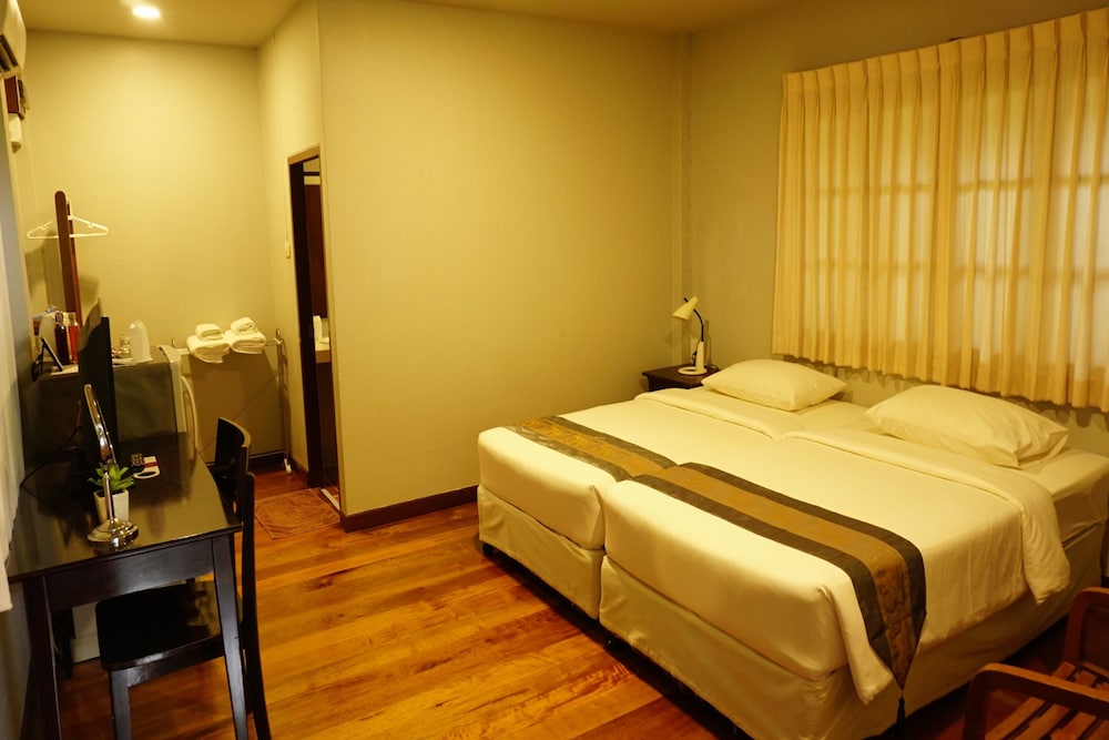 Baan Klang Aow Beach Resort 25/66