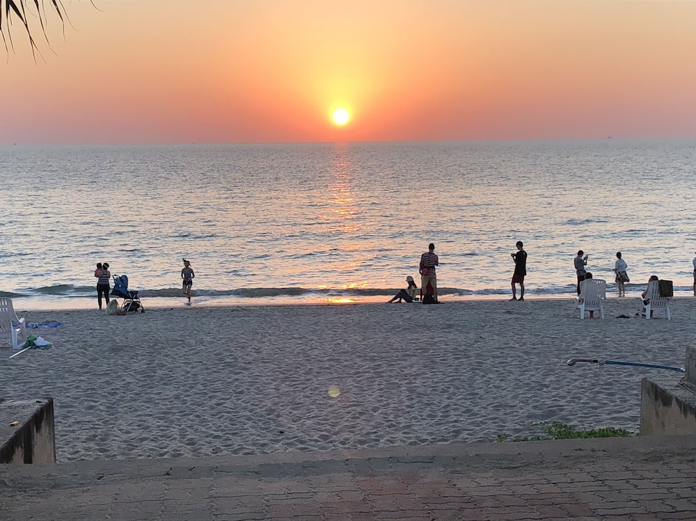 LANTA SEAFRONT RESORT 60/66