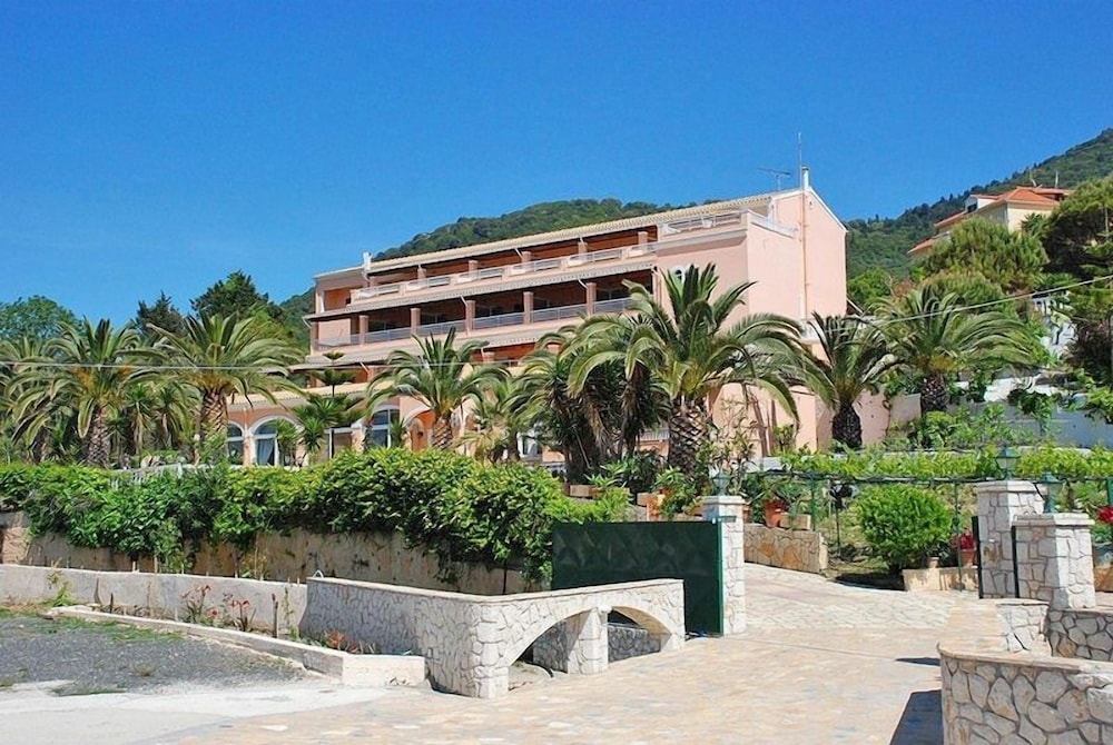 Paramonas Hotel 6/50