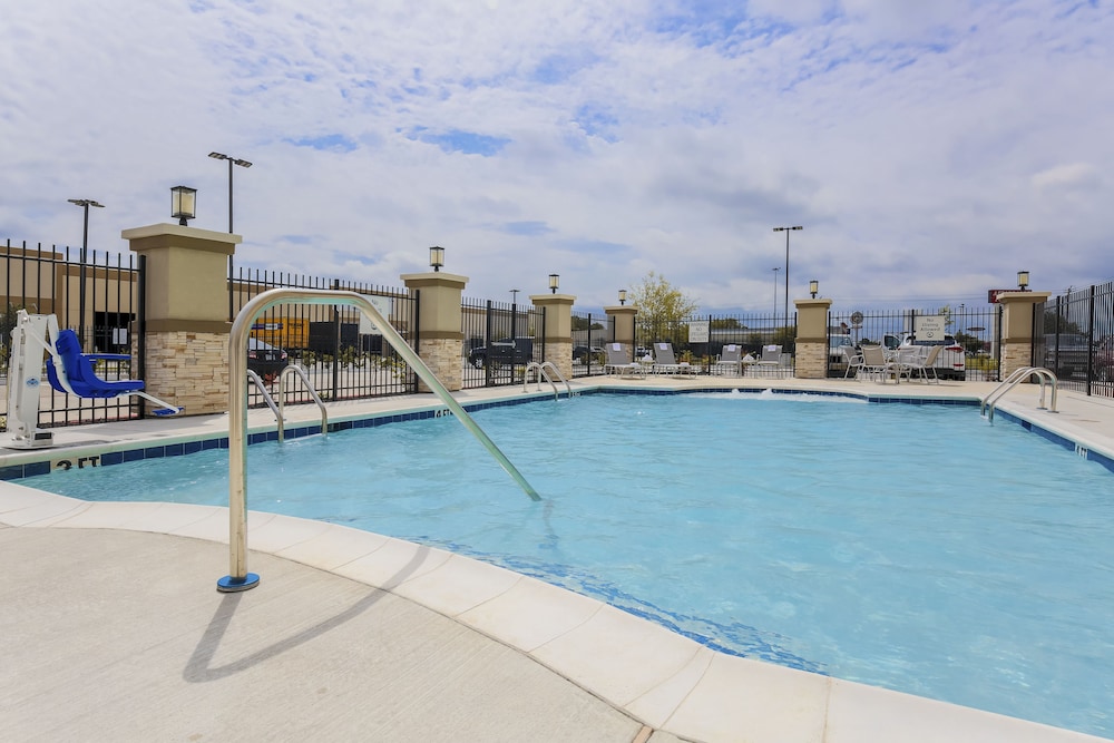 Holiday Inn Express Suites Houston Se Airport Area 33/71