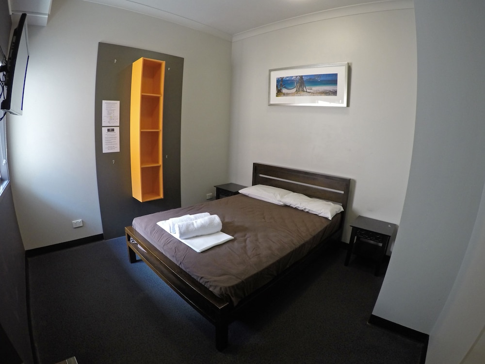 Global Backpackers - Port Douglas 10/29