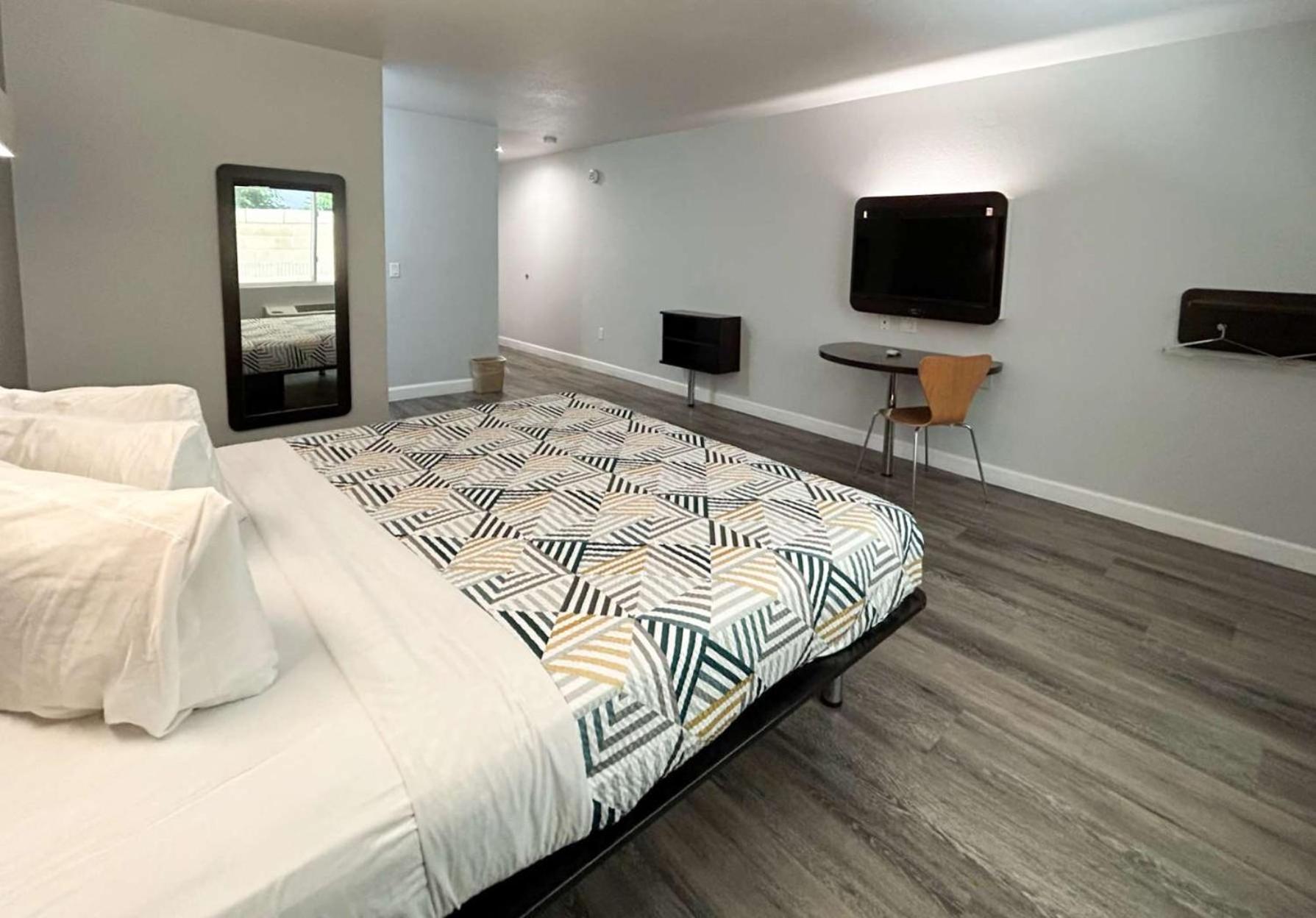 ROOM, KING BED