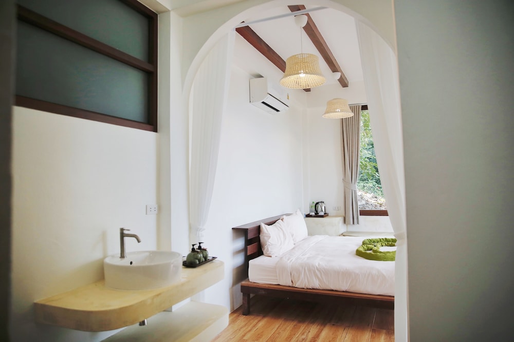 DELUXE, QUEEN BED, GARDEN VIEW