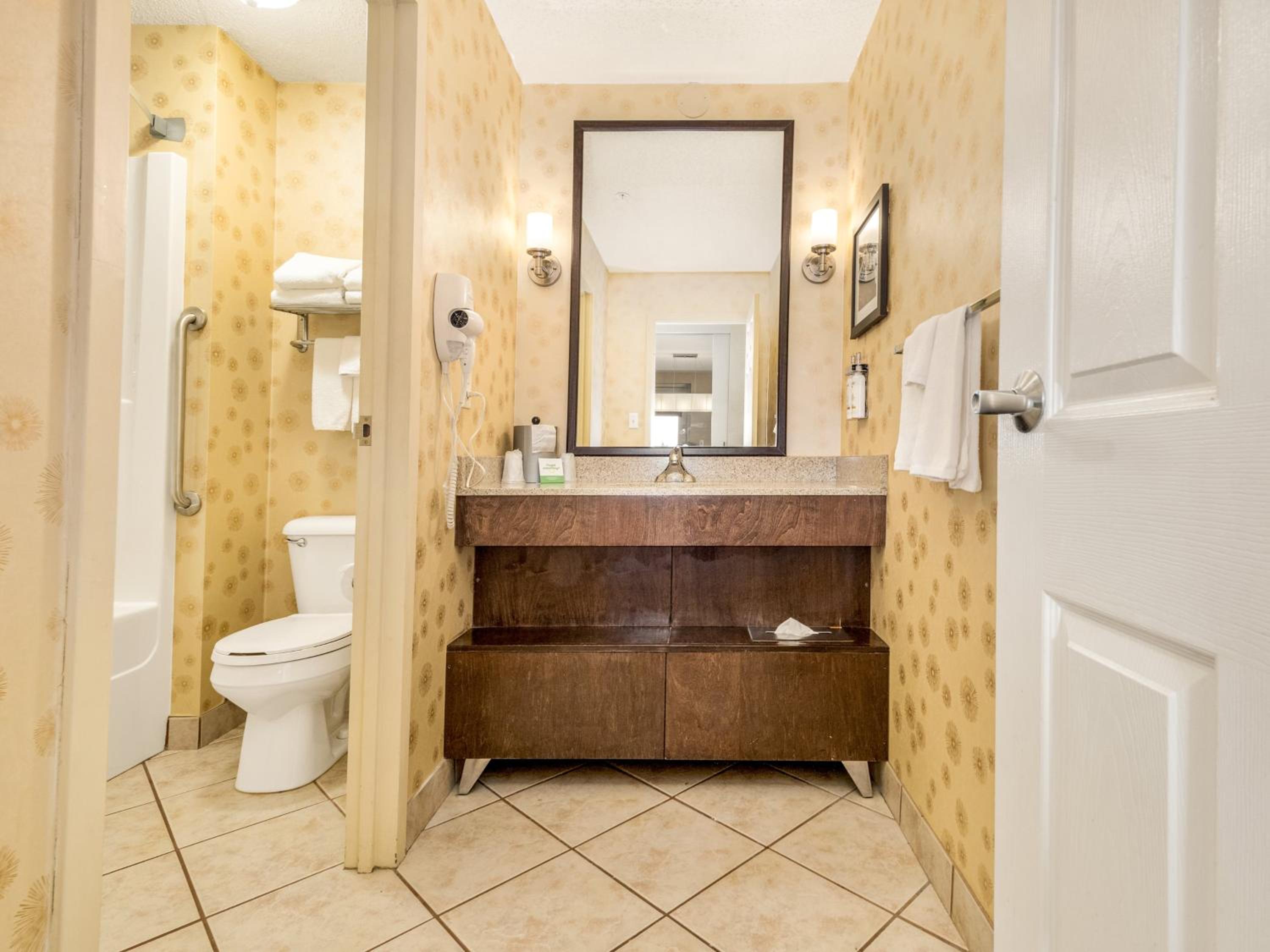 غرفة تنفيذية بسريرين كوين بغرفة نوم واحدة، HOLIDAY INN LETHBRIDGE 5/6