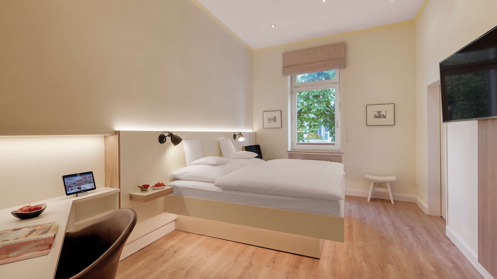 STANDARD, QUEEN BED, GARDEN VIEW