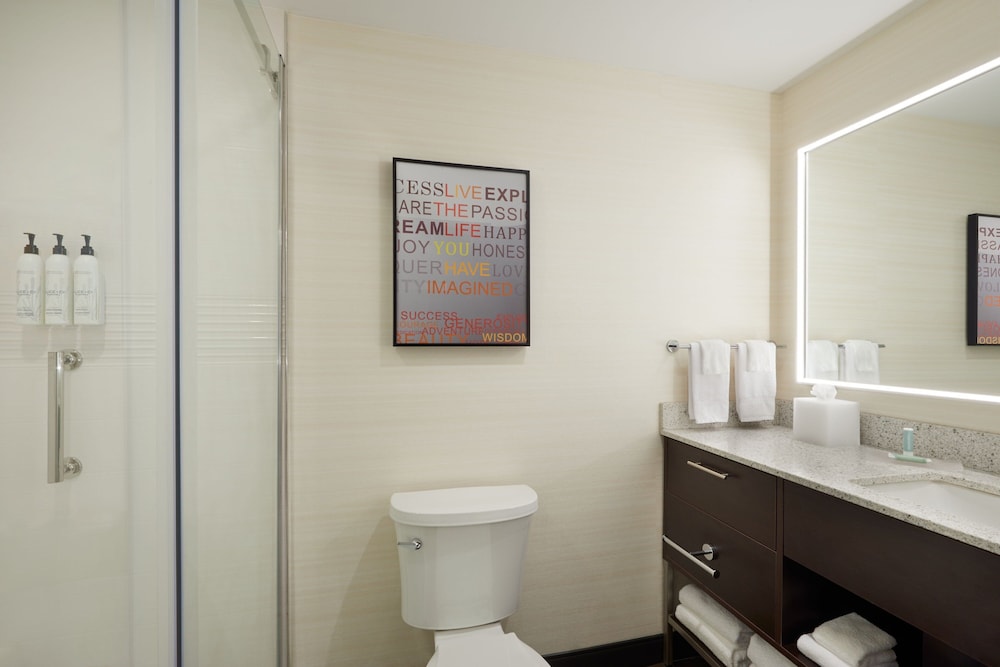 studio, 2 queen beds, kitchen, TownePlace Suites by Marriott Toronto Oakville (ex Quality Suites) 3/5