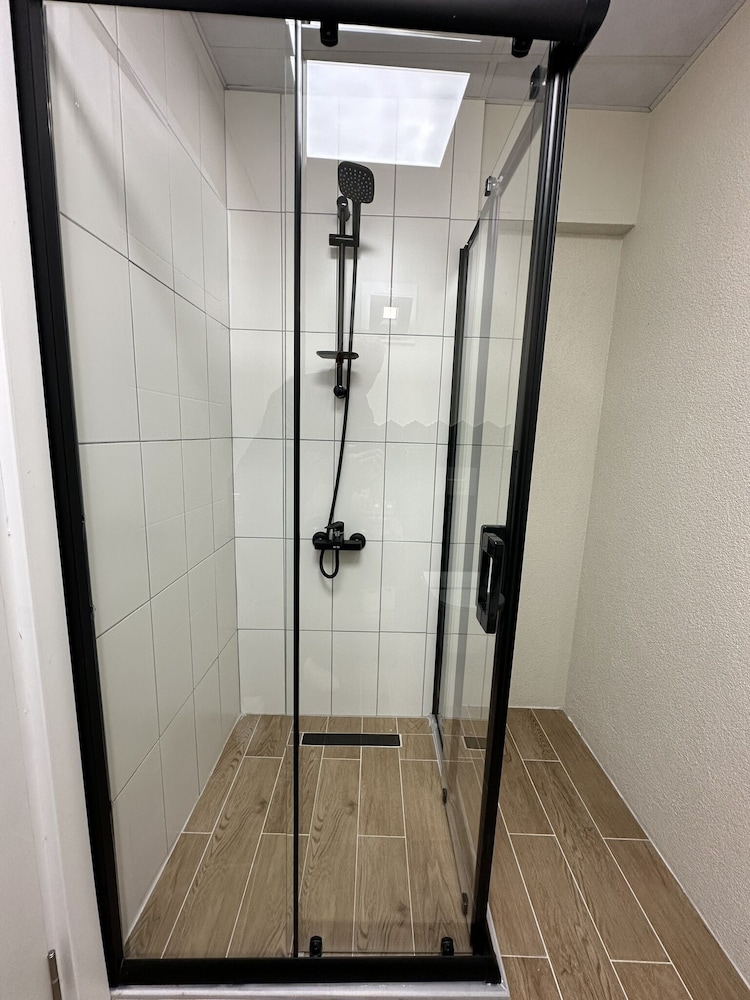 Kingway Suite 42/45