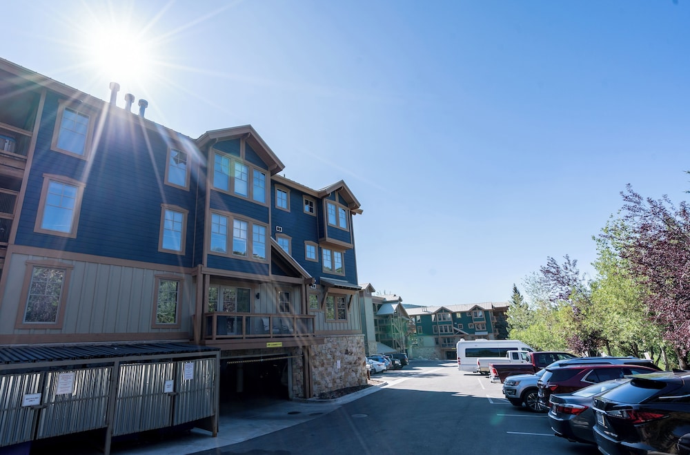 Town Pointe By Lespri Management 45/50