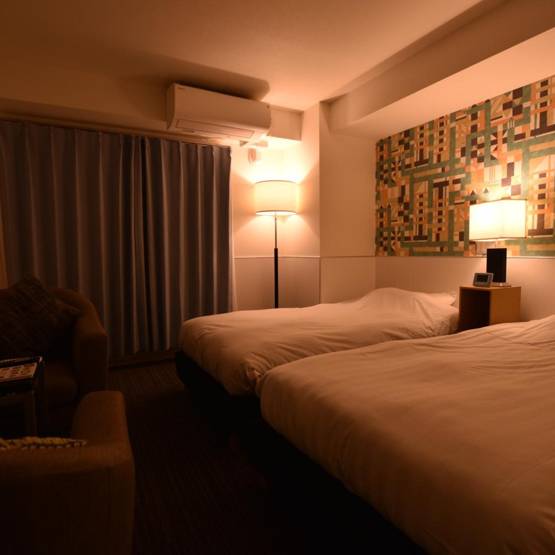 غرفة بسريرين منفصلين