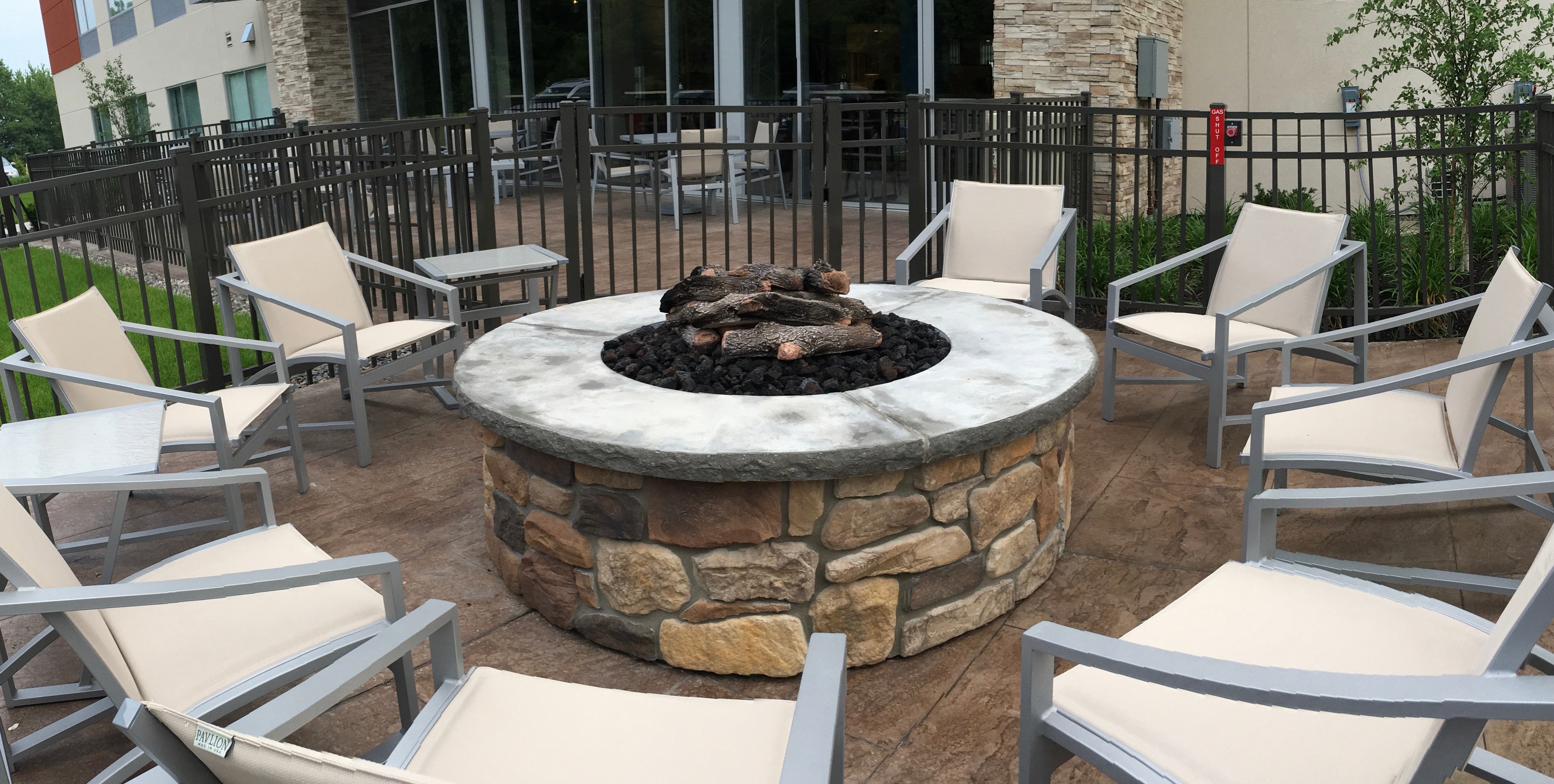Holiday Inn Express Suites Oswego 32/48